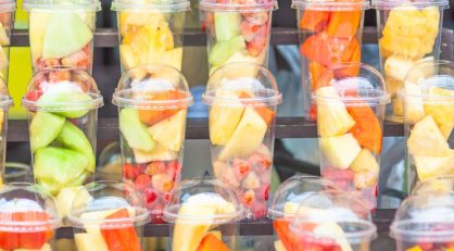 Fruta fresca en un distribuidor automatico frío